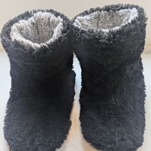 Dearfoams Black Plush Slippers for Cozy Comfort